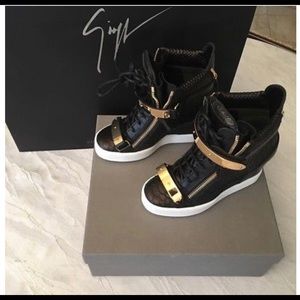 Giuseppe Zanotti preowned like new $625